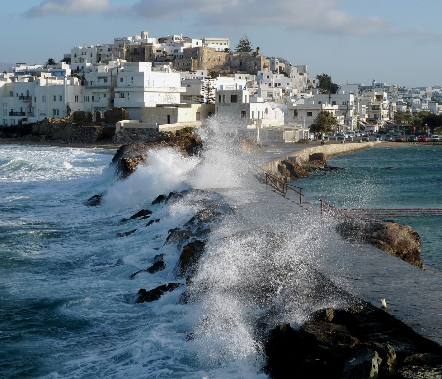 In Naxos-Stadt sieht man der stürmischen See an, woher der Wind weht.