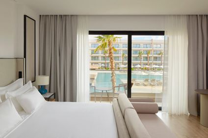 Doppelzimmer Deluxe mit Poolsicht