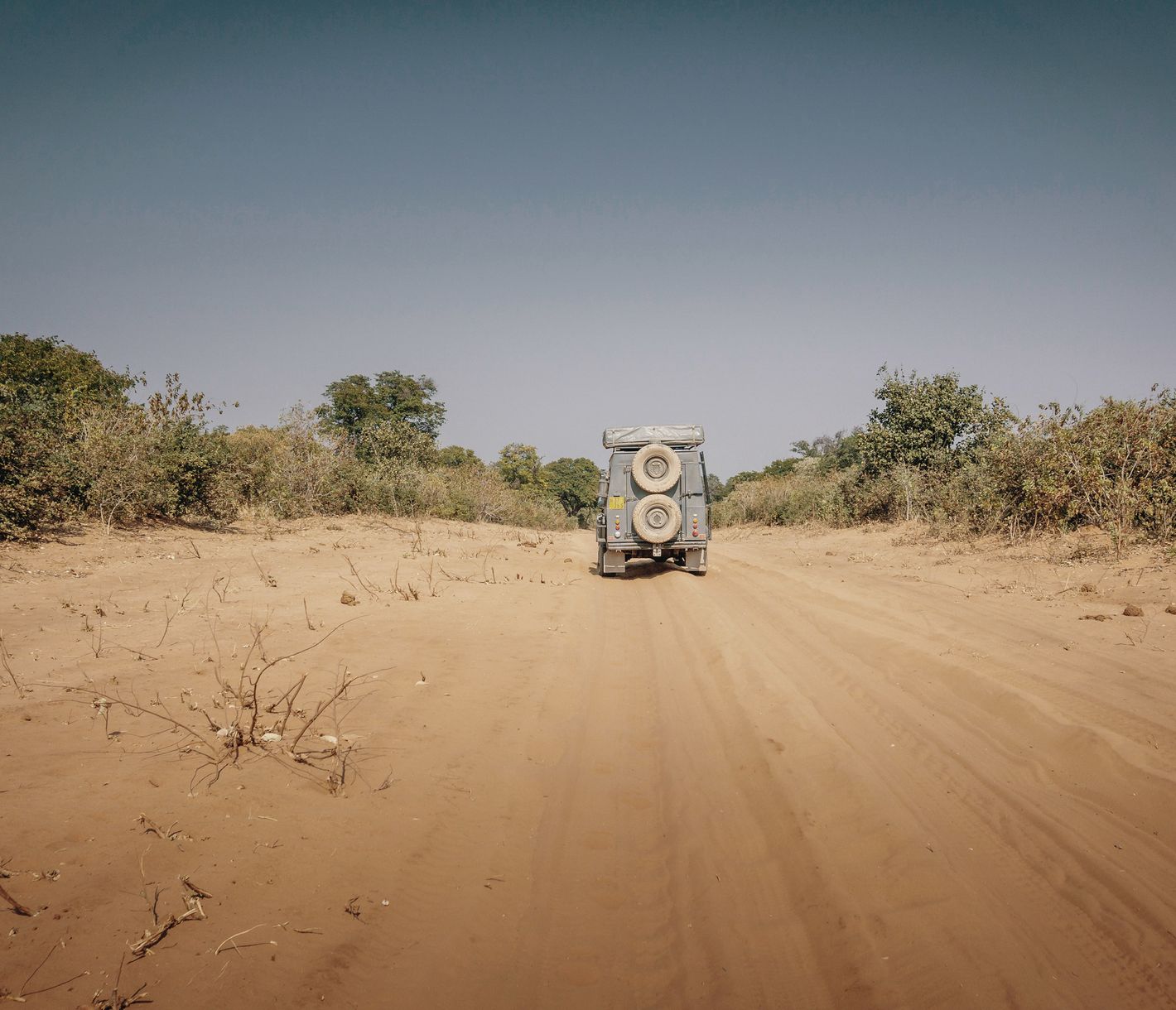 Ein 4x4-Fahrzeug fährt auf sandiger Piste im Chobe
