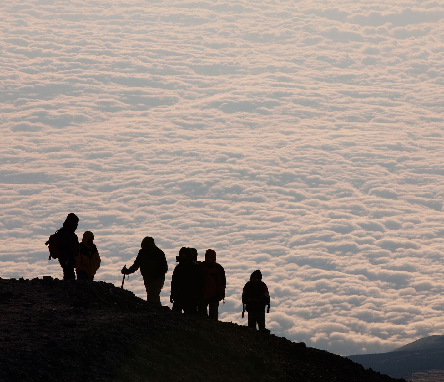 Morgendlicher Aufstieg an den Hängen des Kibo-Kraters