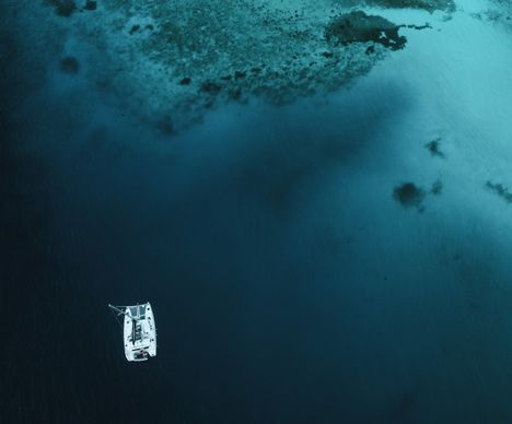 Le catamaran dans la mer bleue profonde et claire au large de Pemba