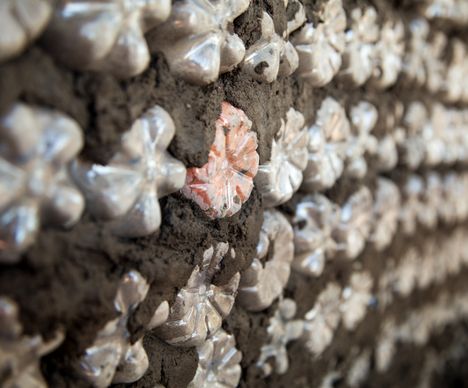 Fabriquer des maisons avec du plastique