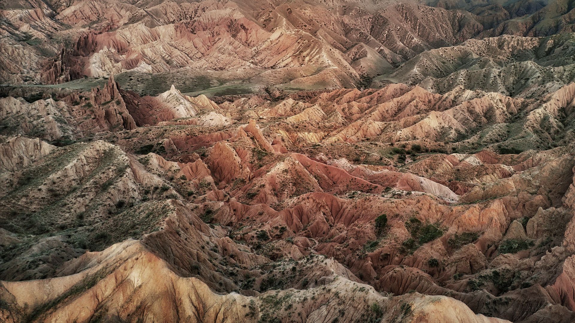 Le canyon de Skazka se dévoile sous de magnifiques couleurs ocre, rouge et jaune.
