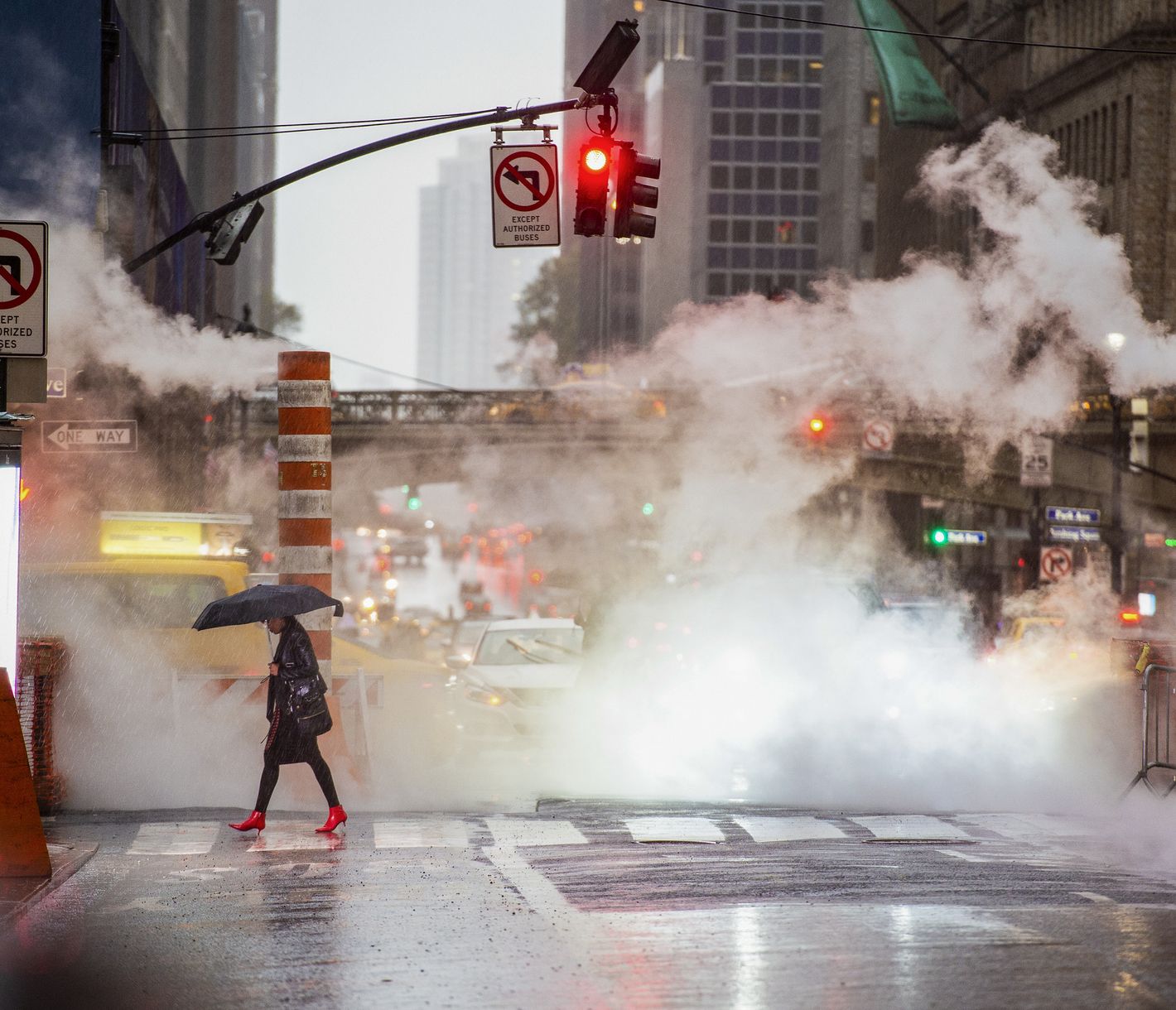 Les bouches d’égout et les tuyaux fumants contribuent à l’ambiance unique de New York.