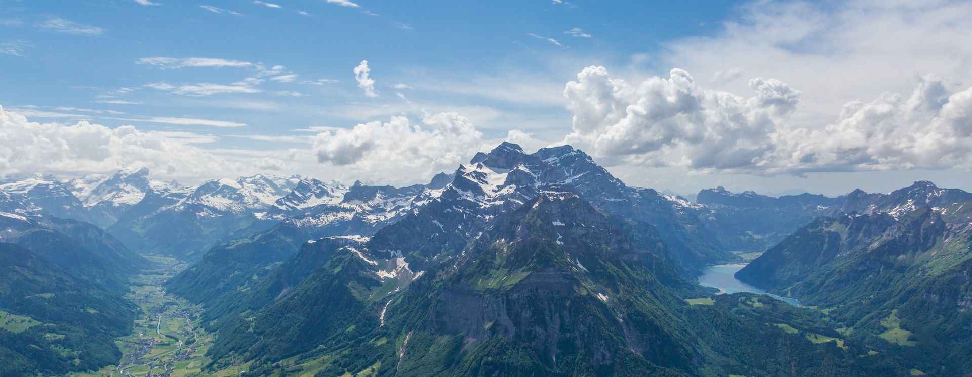 Panoramablick vom Berg Schilt ins Tal
