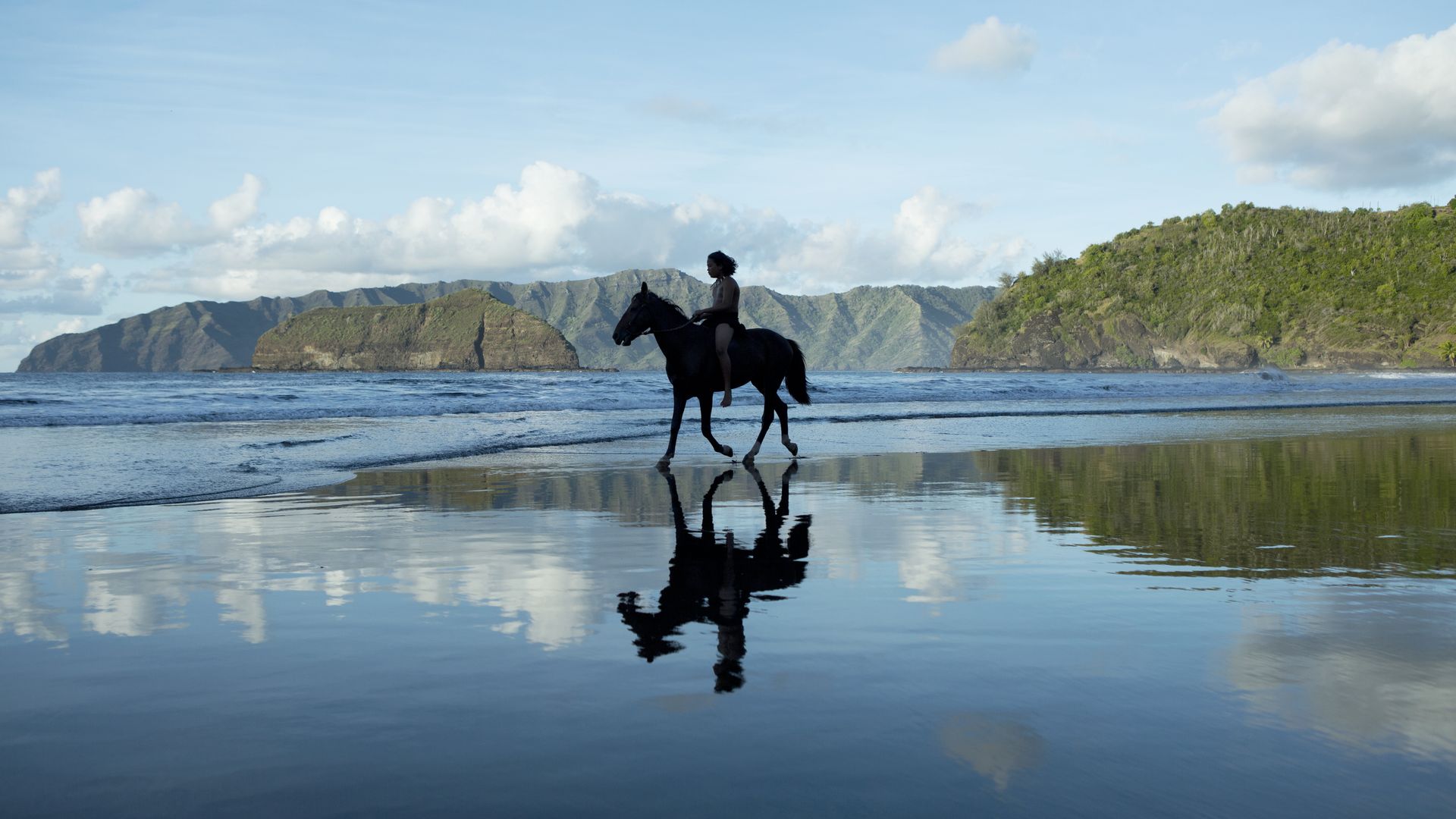 Hiva Oa, rendue célèbre par Paul Gauguin et Jacques Brel, qui possède d’importants vestiges archéologiques