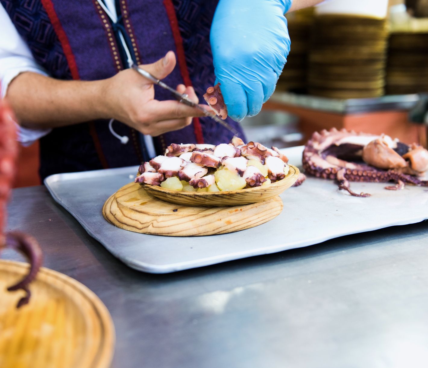 Dieser Pulpo wird auf einem Markt zu einem leckeren Essen verarbeitet.