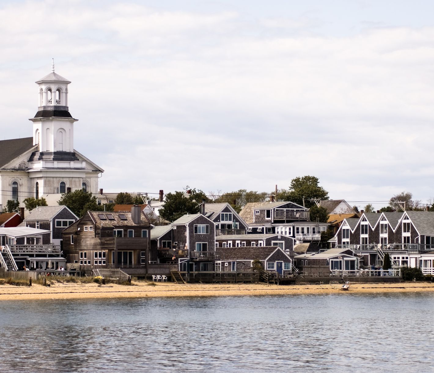 Provincetown liegt an der Spitze von Cape Cod in Massachusetts und ist bekannt für seine lebendige Kunstszene und seine reiche Geschichte.