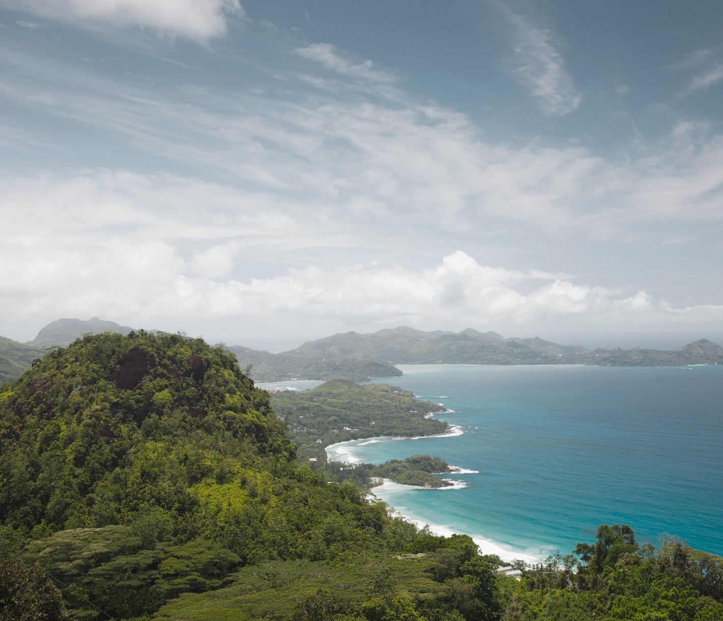 Panoramasicht von der erhöht gelegenen Tea Factory auf die Westküste und den Süden der Hauptinsel Mahé