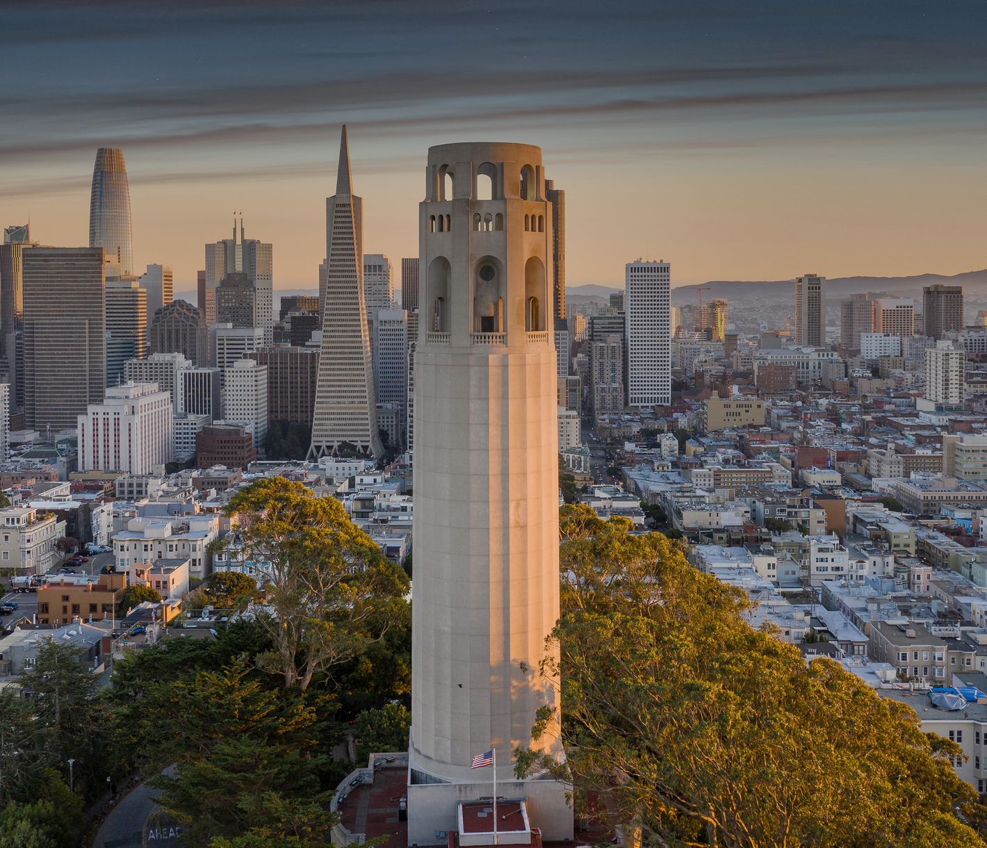 Der 64 m hohe Coit Tower befindet sich auf dem Telegraph Hill.