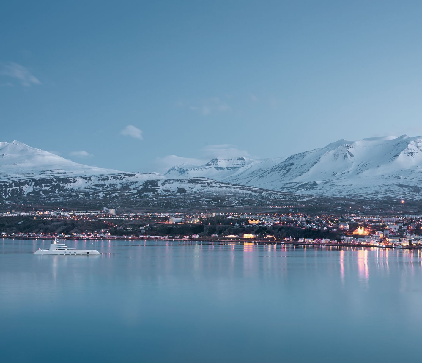 Am Ende des malerischen Eyjafjördur liegt die zweitgrösste Stadt Islands.