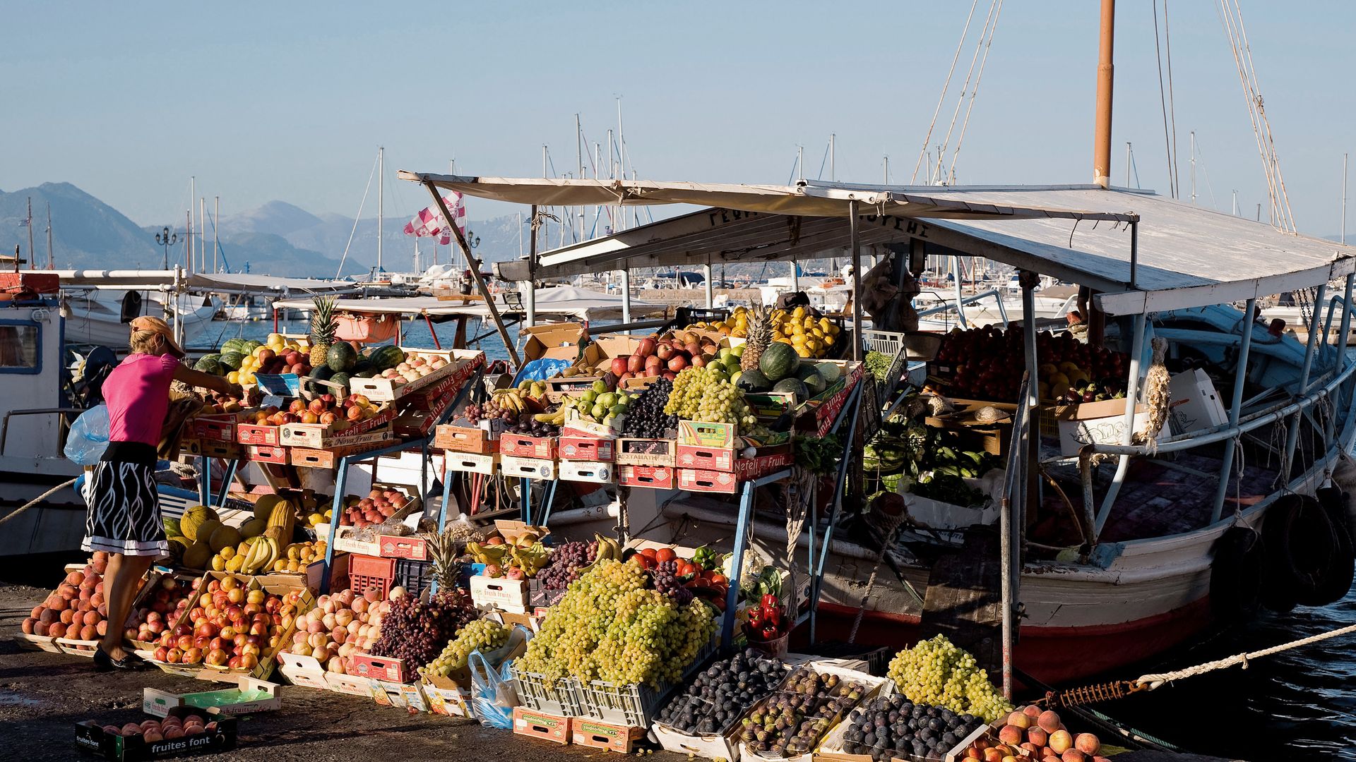 Schwimmender Obststand am Hafen von Perdika