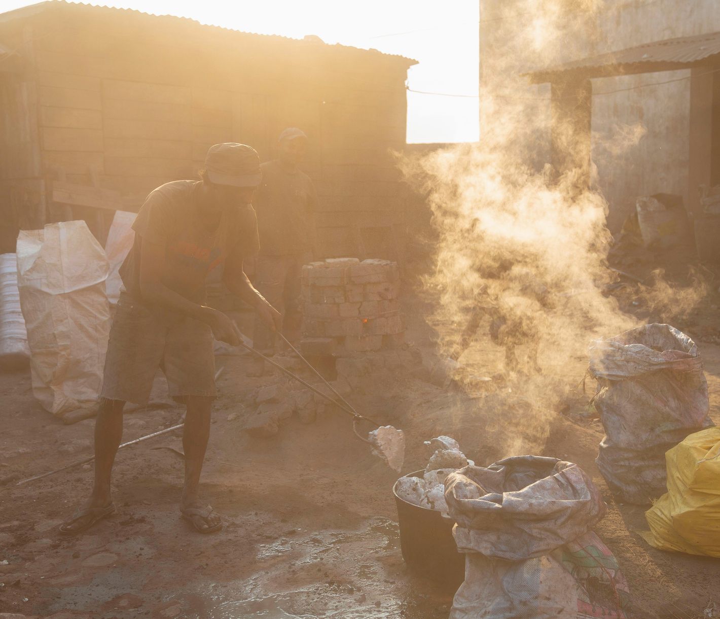 Einschmelzen von Aluminium in einer Kochtopfwerkstatt bei Ambatolampy