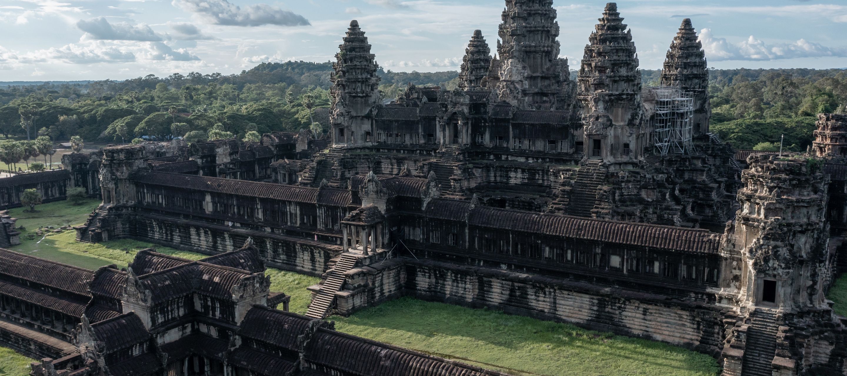Luftaufnahme des atemberaubenden Sonnenaufgangs mit dem Angkor Wat Tempel