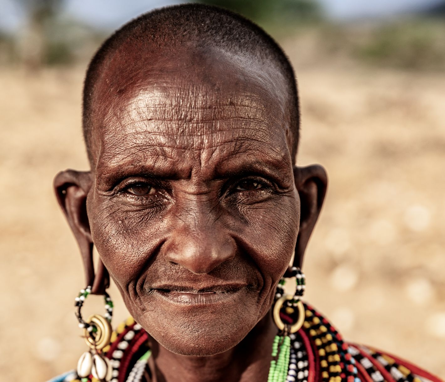 Eine ältere Frau vom Stamm der Samburu