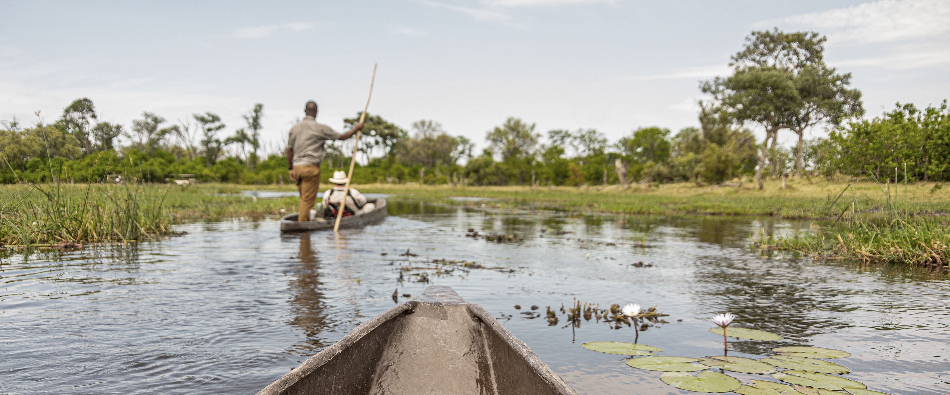 Kanufahrten mit traditionellen Mokoro-Booten auf dem Khwai-Fluss im Moremi