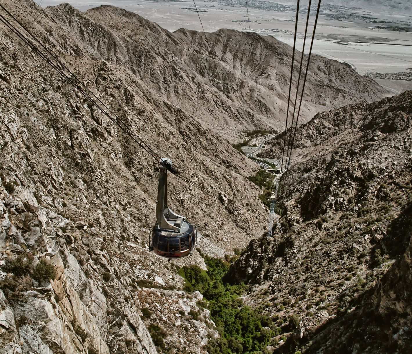 Bei der Palm Springs Aerial Tramway, welche auf eine Flanke des Mount San Jacinto fährt, handelt es sich um die grösste sich drehende Gondel der Welt.