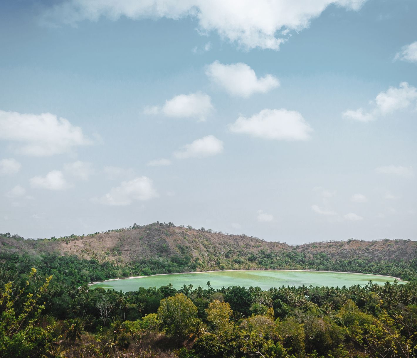 Point de vue sur le lac Dziani, merveille de la nature aux innombrables nuances de verts et de bleus