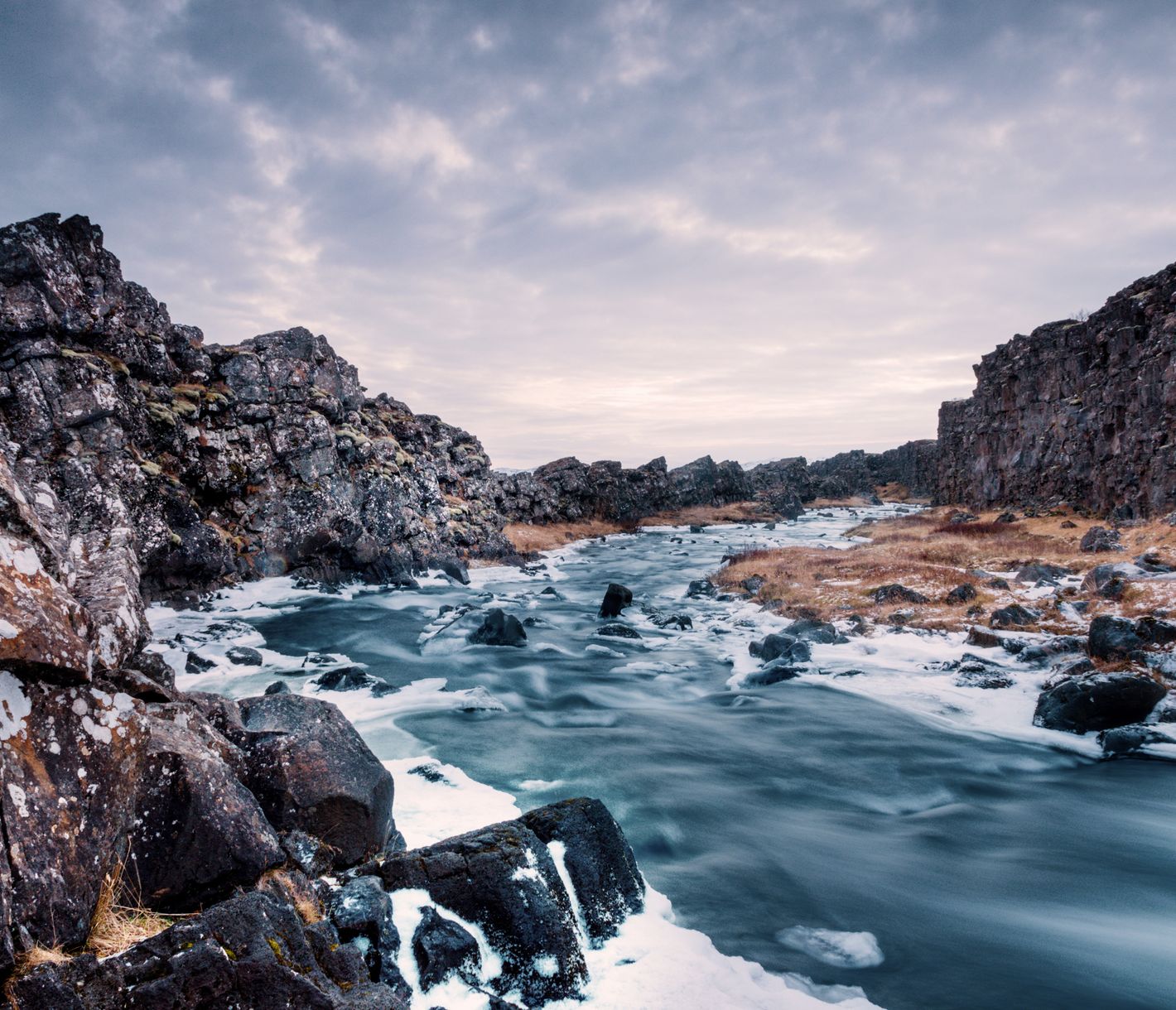 Der Fluss Öxara fliesst mitten durch den Nationalpark Thingvellir und formt im Winter eine unglaublich dramatische Landschaft.