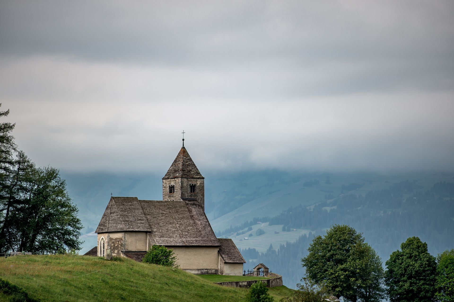 Kirche St. Remigius im Sommer
