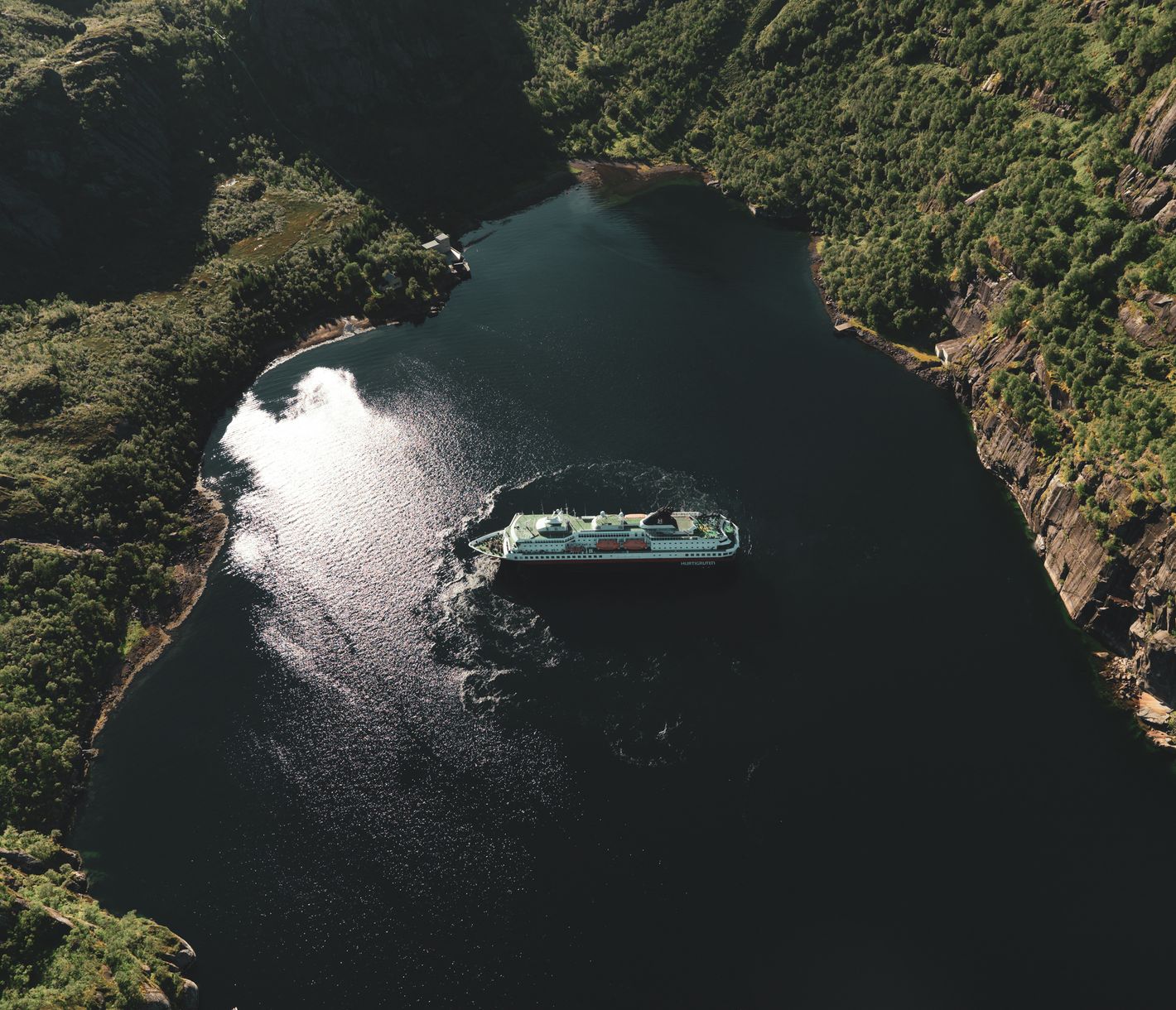 Das Hurtigrutenschiff im Trollfjord