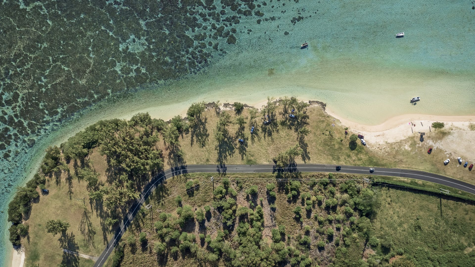 La Prairie Beach dans le sud de l’île, contraste entre terre et mer.