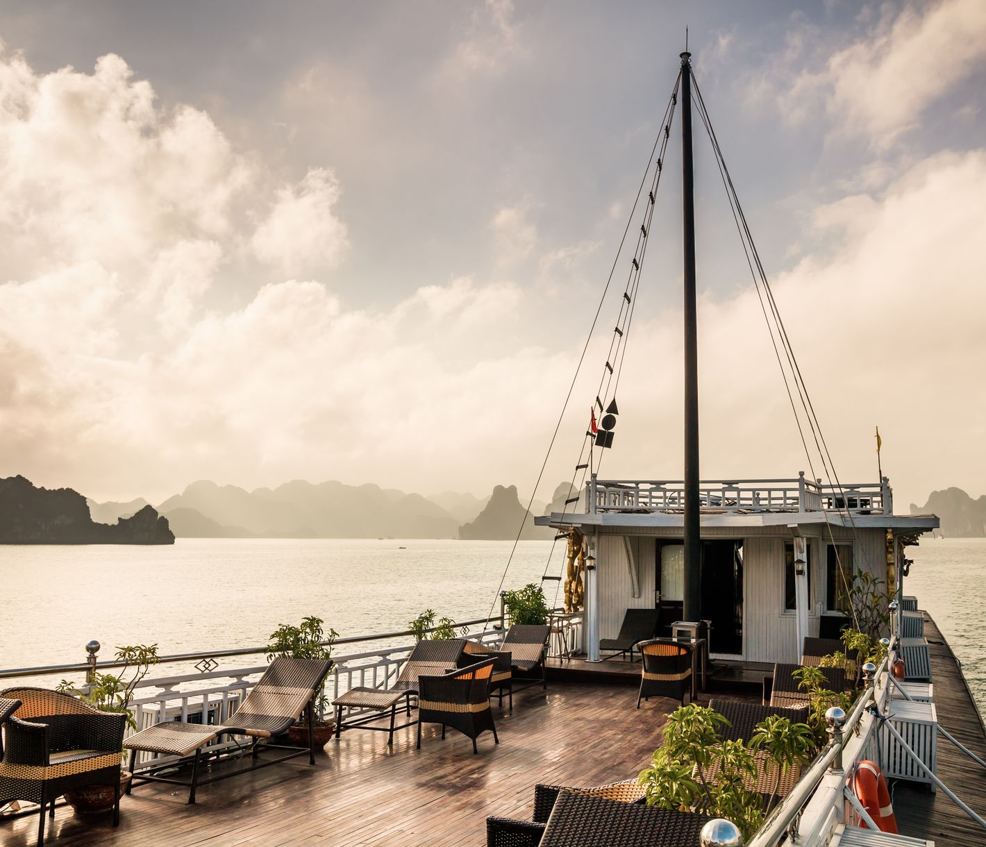 Zwischendurch ist es ganz angenehm, sich auf dem Deck niederzulassen und die Szenerie zu geniessen.