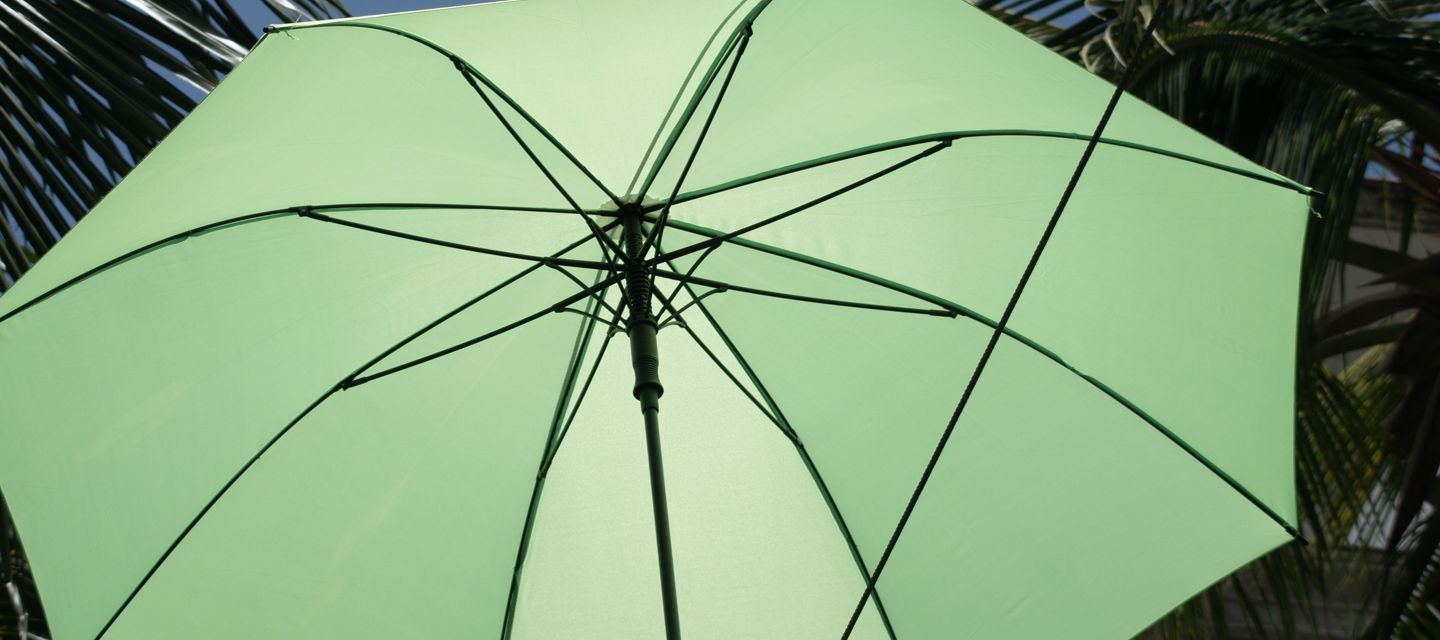 Bunte Sonnenschirme hängen über dem Umbrella Square an der Caudan Waterfront in Port Louis.