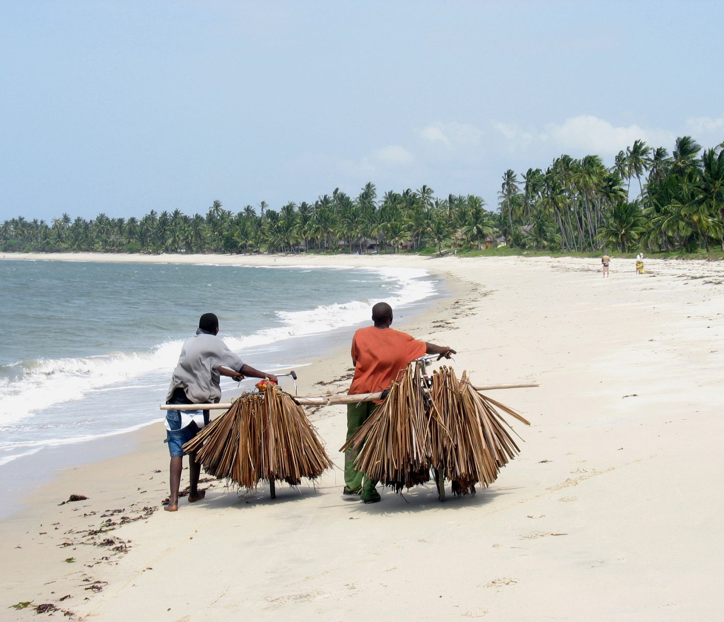 Einsame weisse Sandstrände an Tansanias Küste bei Pangani