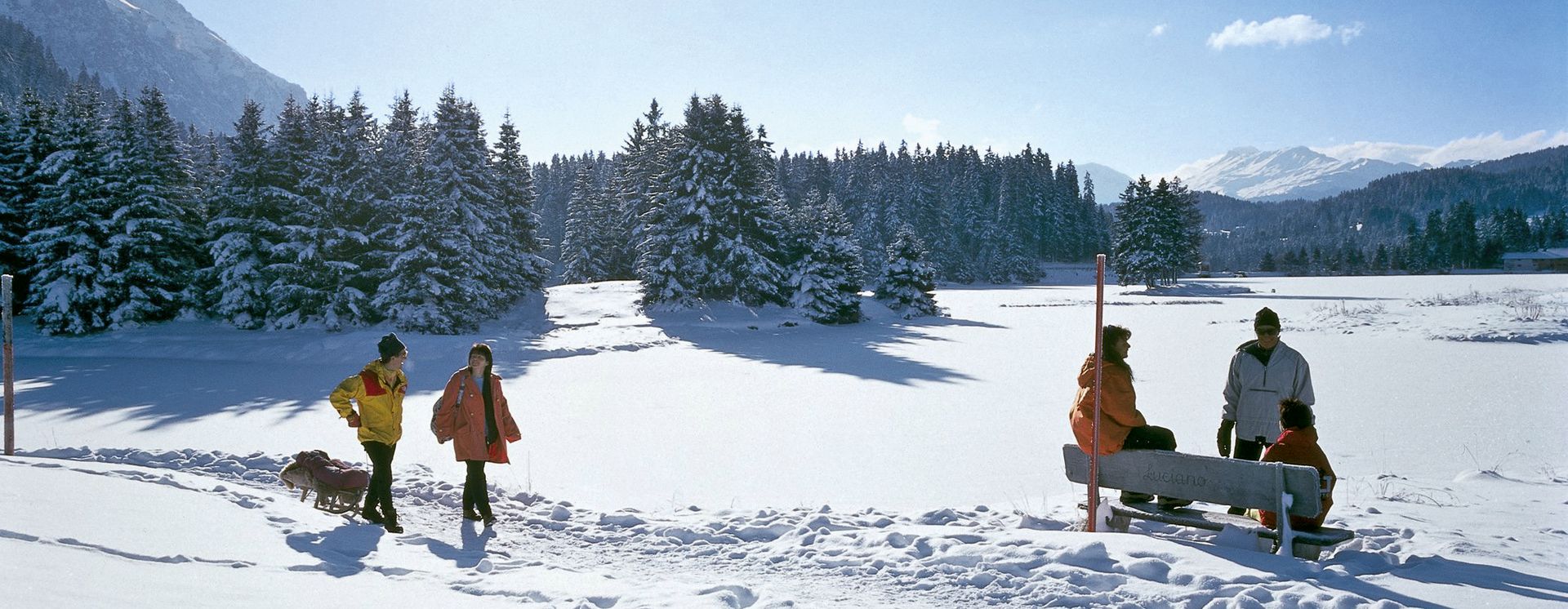 Spaziergang durch die verschneite Landschaft