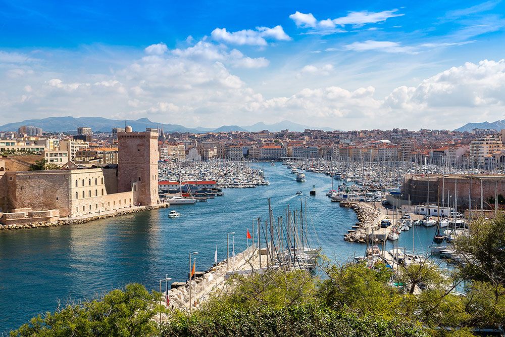 Vue sur le vieux port et le centre de Marseille.