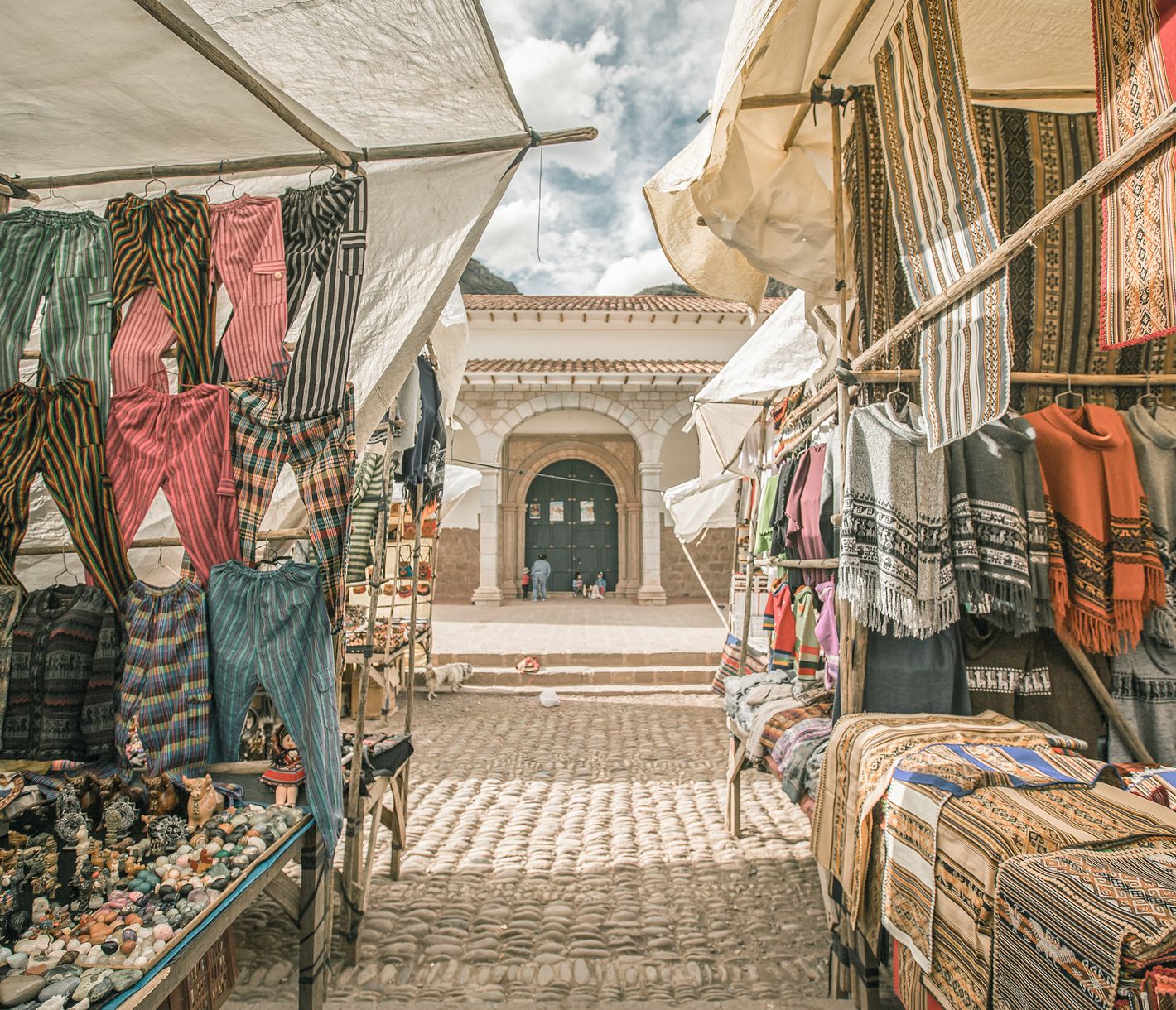 Auf dem berühmten Markt von Pisaq