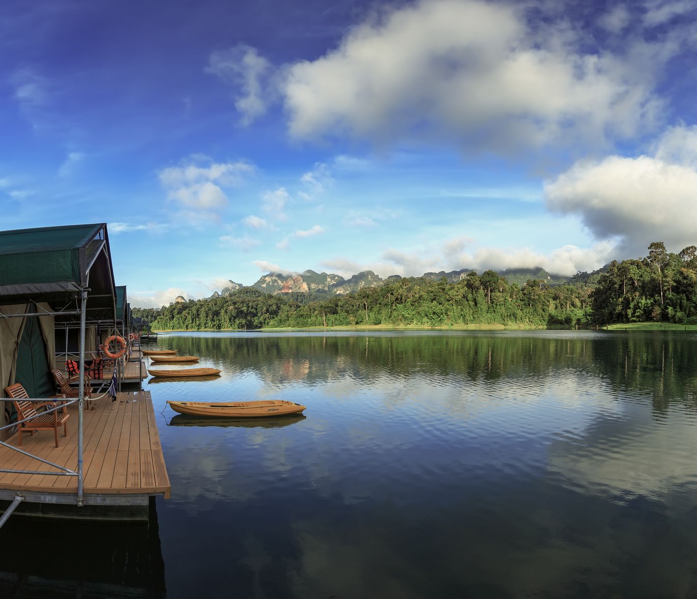 Die schwimmenden Zelte des Rainforest Camp auf dem Cheow-Larn-See