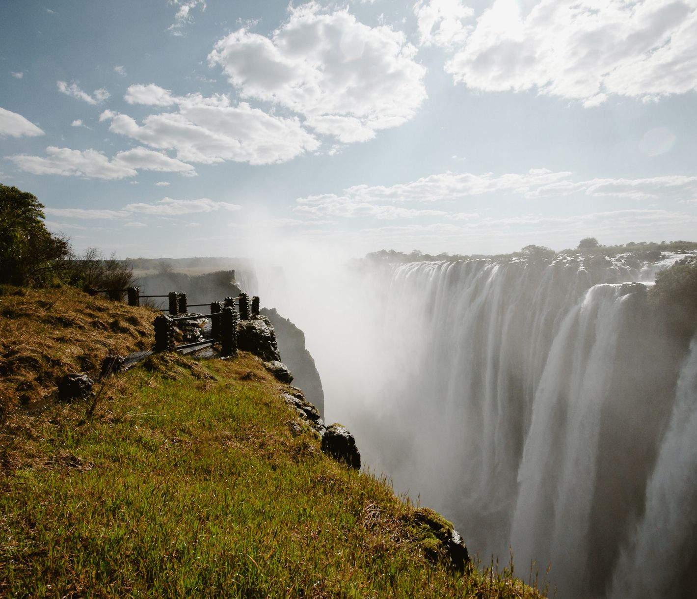 Die bekannten Victoriafälle in Simbabwe gehören auf jede Bucketlist