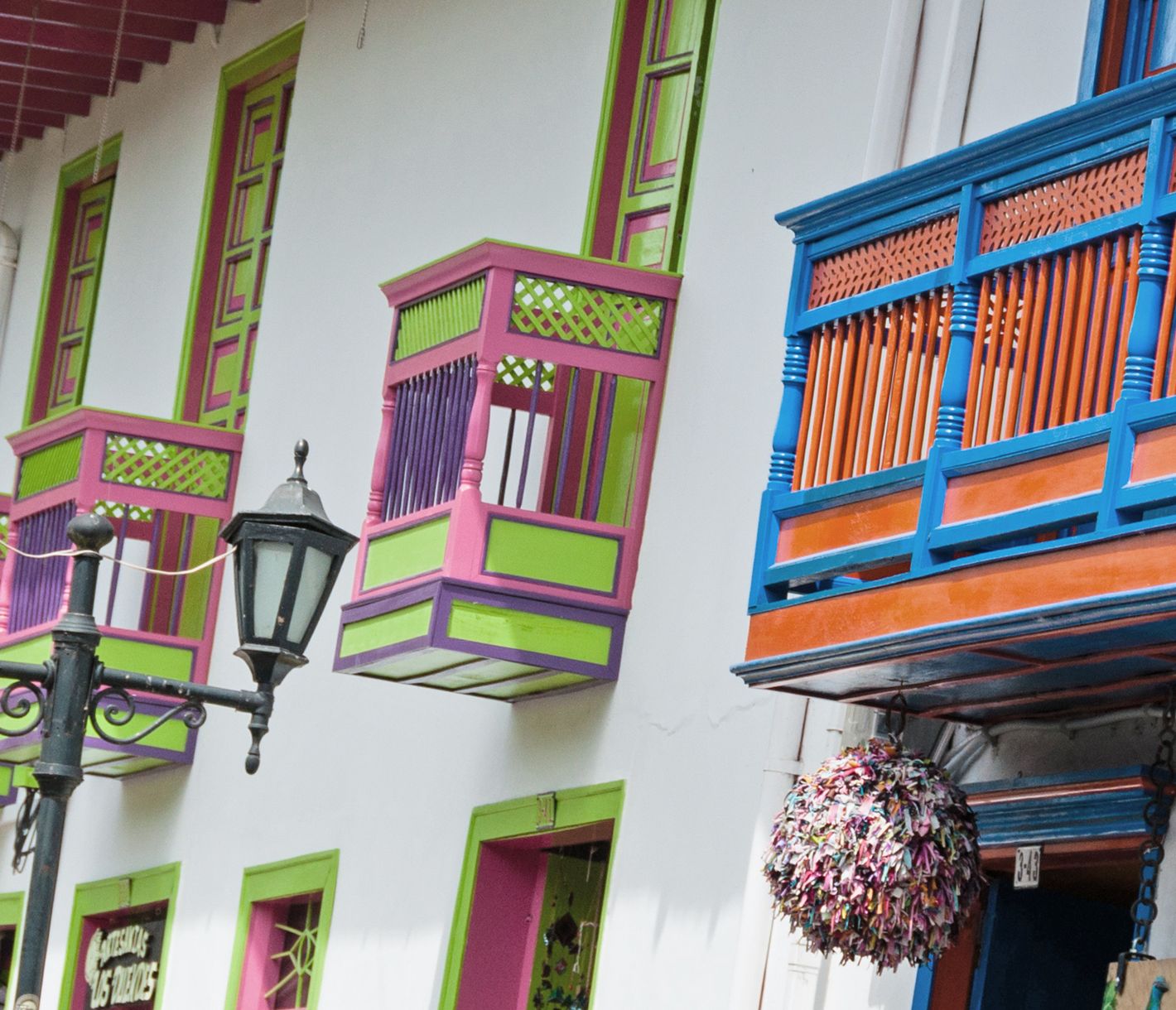 Salento, village traditionnel haut en couleurs perché dans les nuages