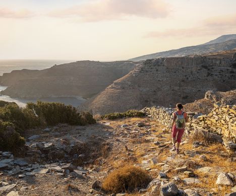 Wanderweg mit Blick auf die zerklüftete Küste der Insel Andros