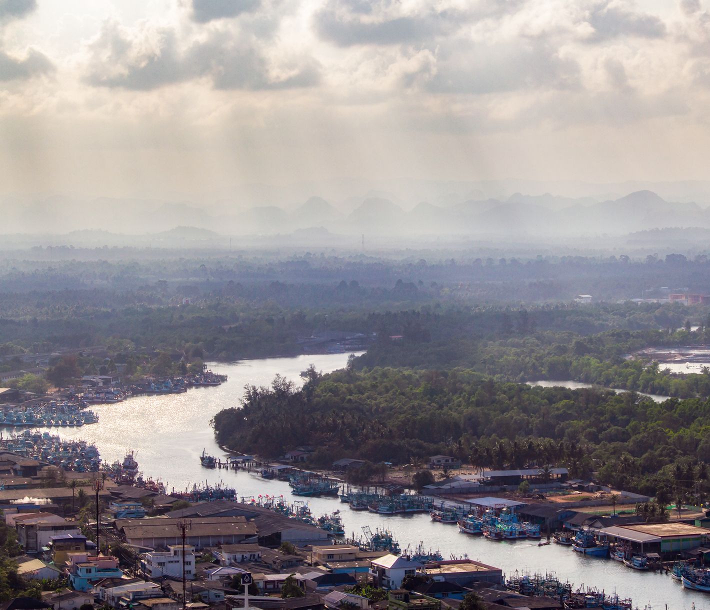 Aussicht vom Khao Matree Viewpoint auf das Fischerdorf Pak Nam Chumphon