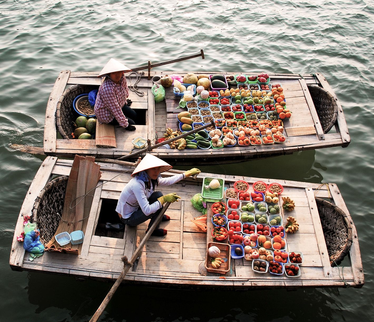 Zwei Verkäuferinnen besuchen die grossen Passagierschiffe und bieten ihre Ware feil.