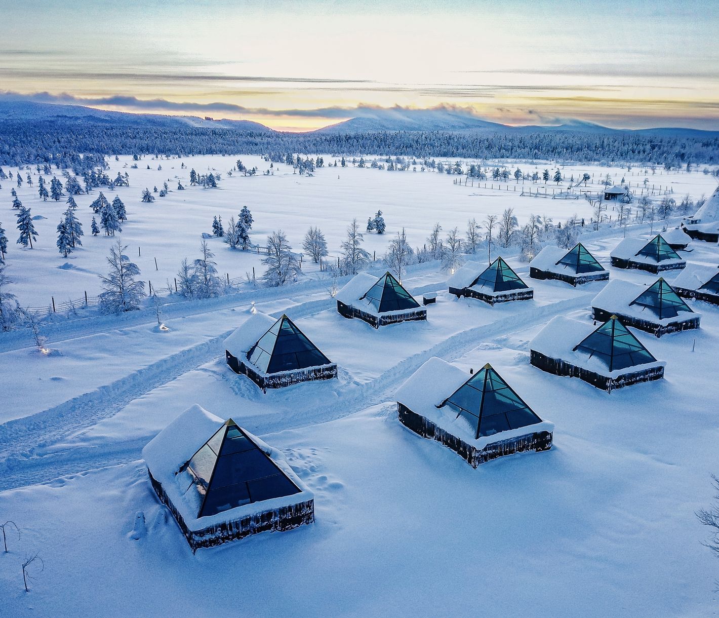 Übernachtung im Elves Village in einer Aurora Pyramide