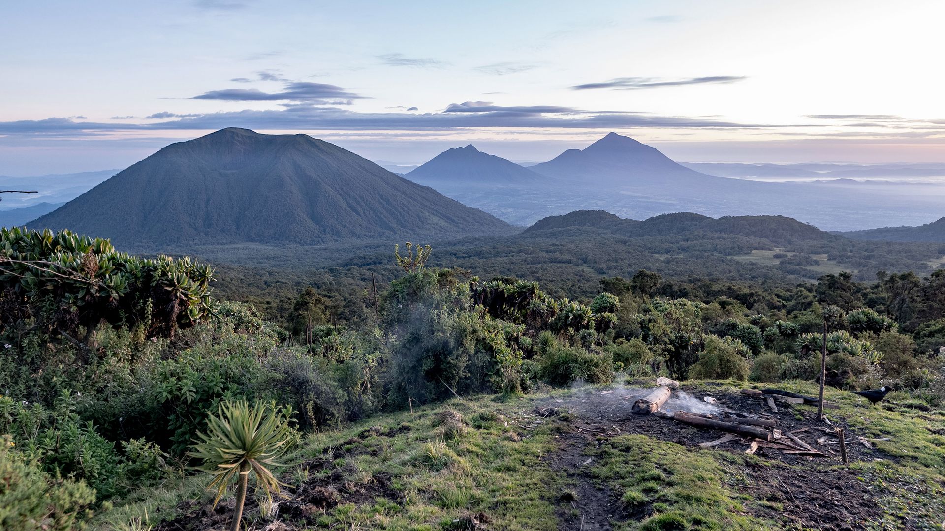 Chaîne de volcans près du parc national des Volcans