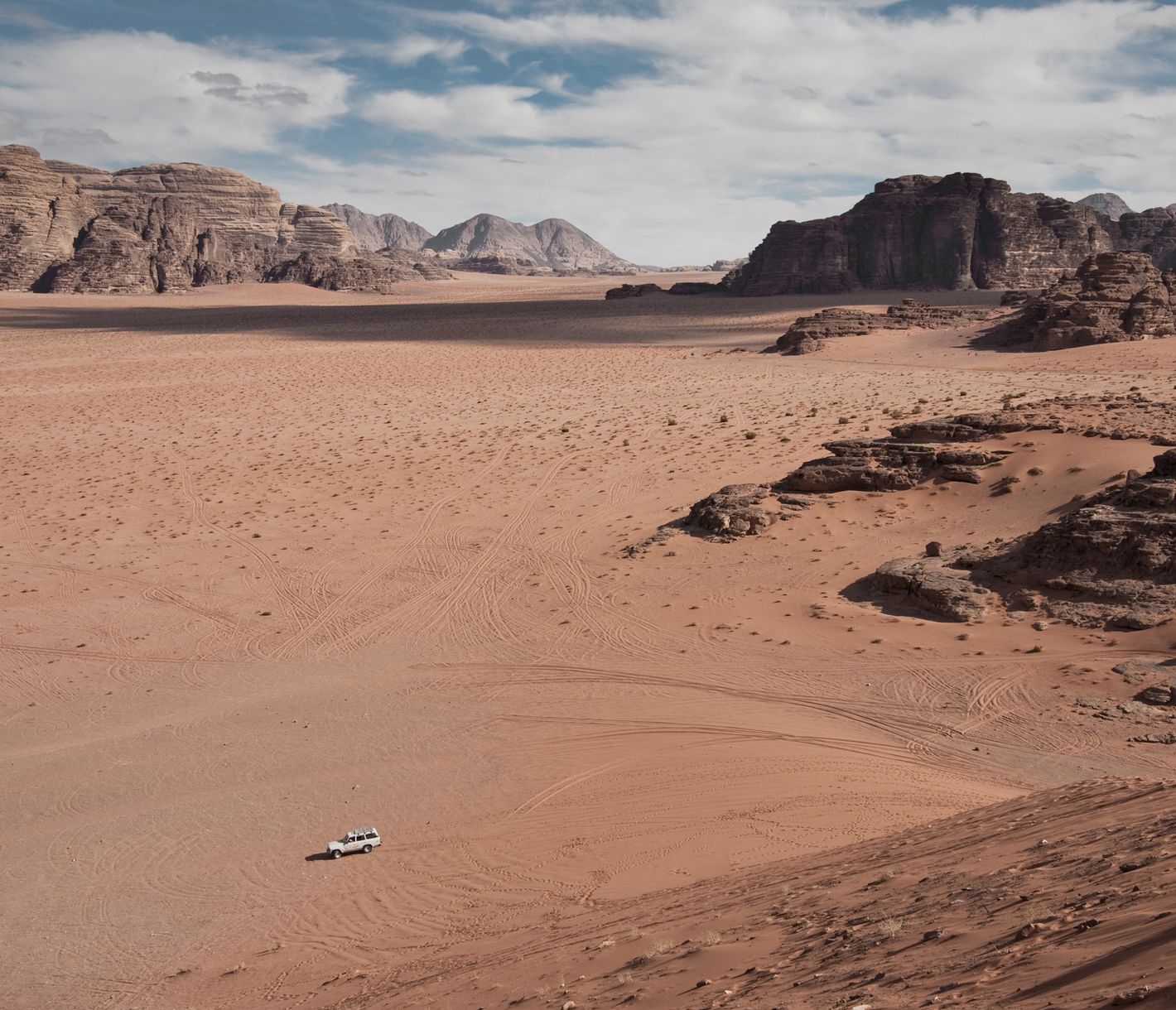 Wadi Rum, ein weitläufiges Wüstental mit beeindruckenden Felsformationen.