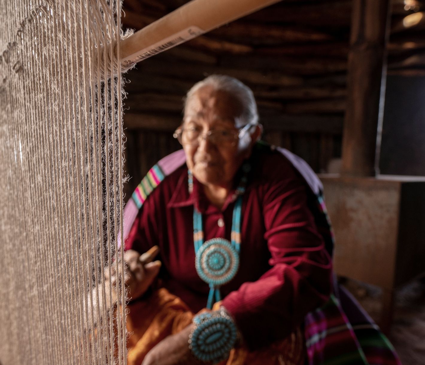 Die Navajo-Knüpferinnen aus der Gegend des Monument Valleys stellen ihre Teppiche nach alten Traditionen her.