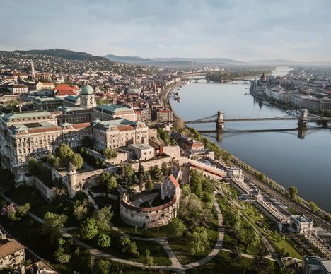 Budapest mit seinem beeindruckenden Burgpalast liegt am Fluss Donau.