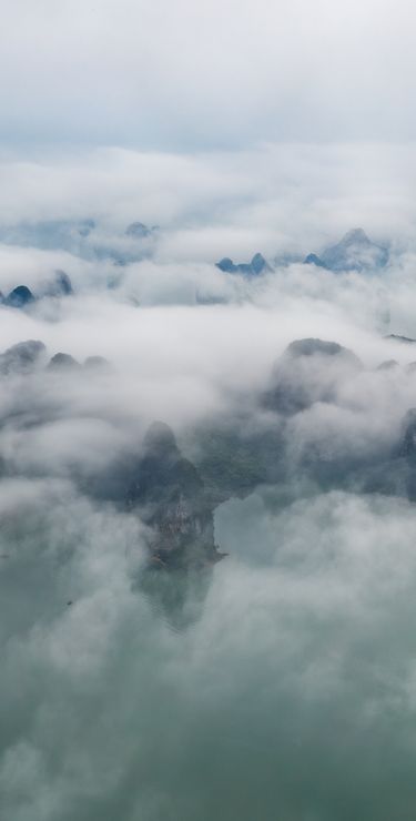 Die mystische Halong-Bucht in Nebel gehüllt. Die Grenze zwischen Nebel und Wolken ist indes diffus.