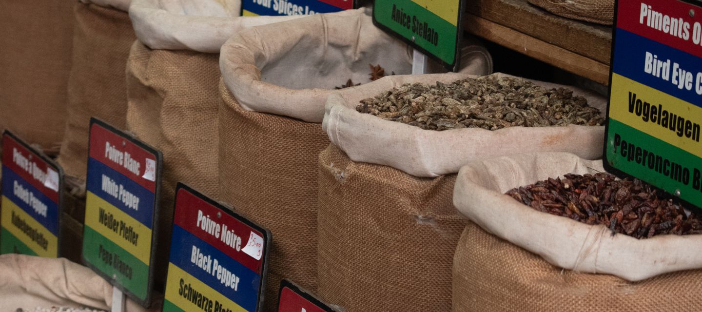 Pfeffer, Zimt, Kurkuma, und ganz vieles mehr – ein Gewürzstand auf dem Central Market preist seine Waren an.