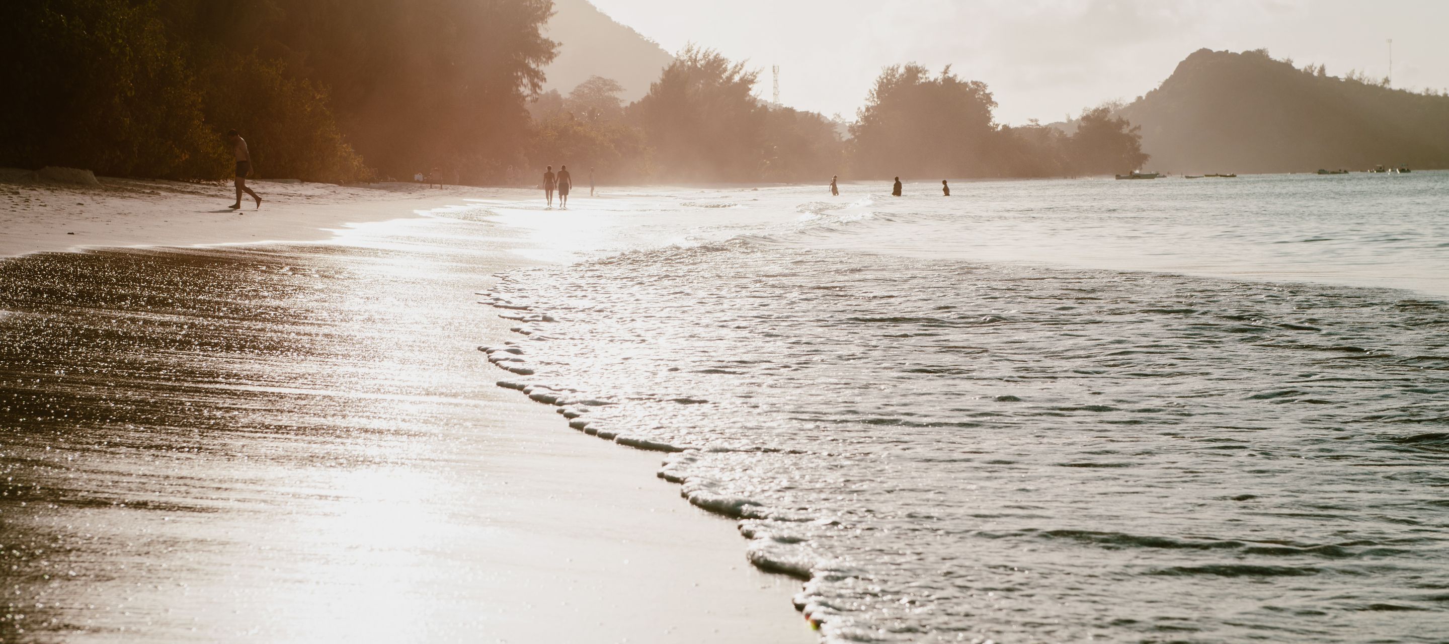 Stimmung bei Sonnuntergang am kilometerlangen Strand der Côte d’Or auf Praslin