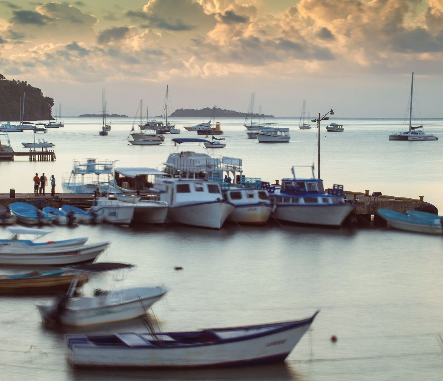 Der idyllische Hafen von Samana bei Sonnenuntergang