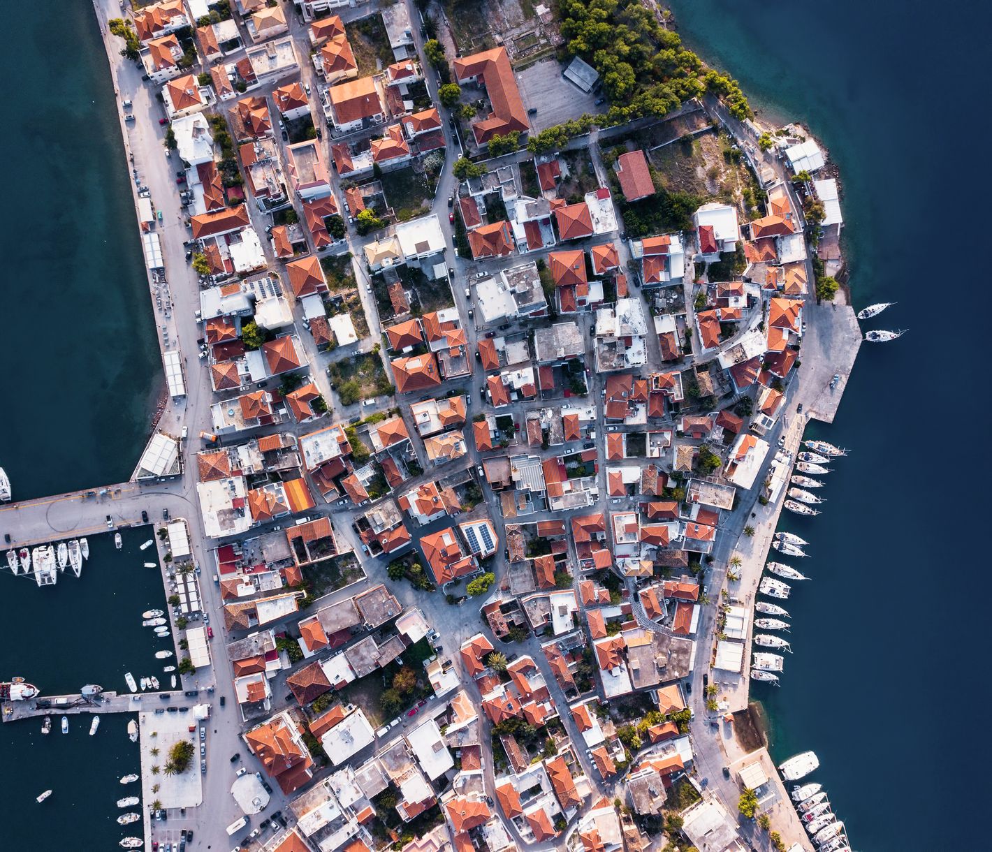 Luftaufnahme des Hafens von Poros