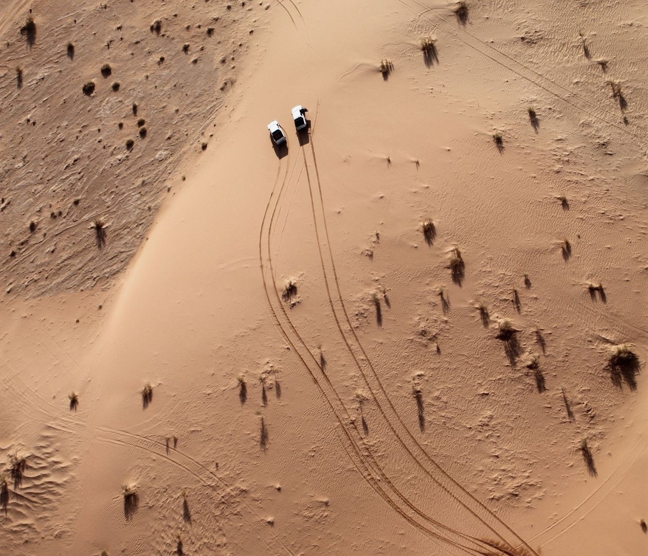 Autofahrt durch Dünenlandschaft