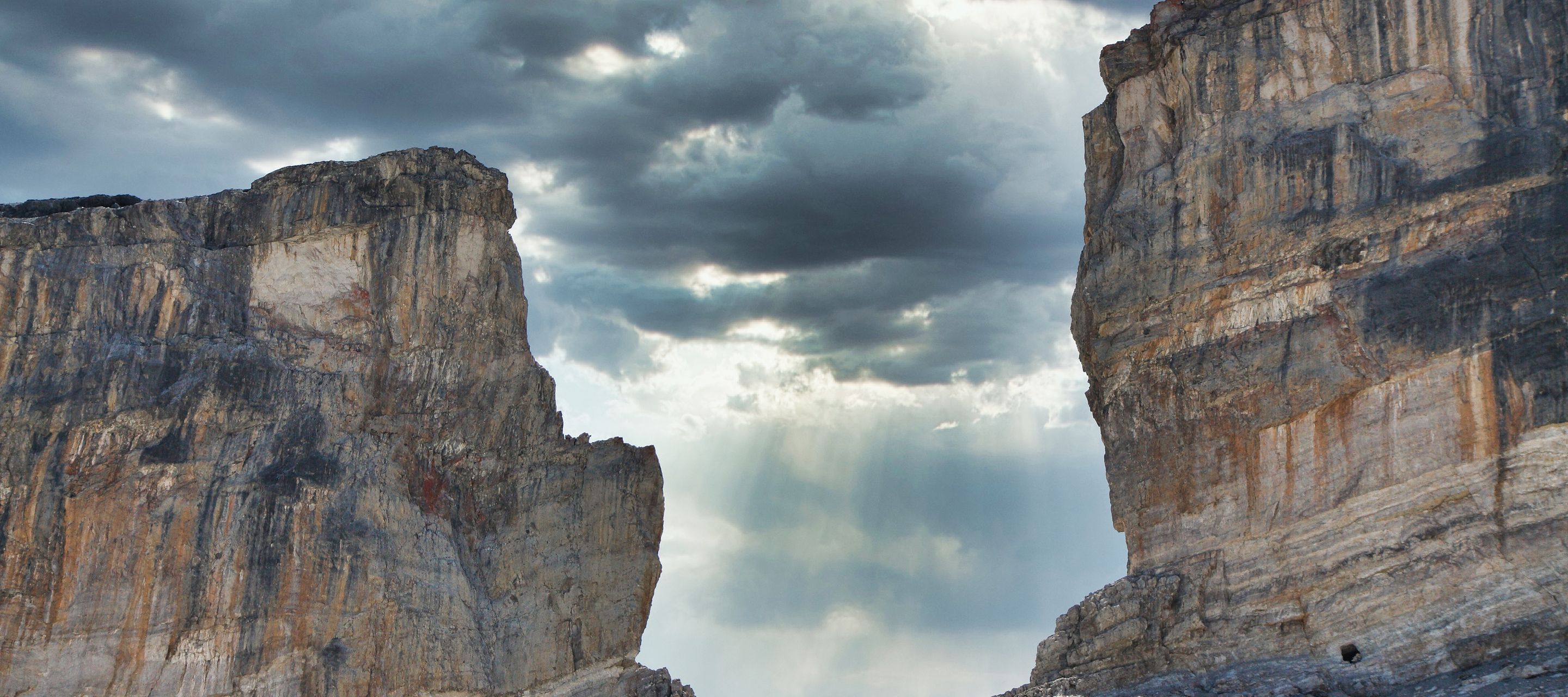 Située à une altitude de 2'800m, la brèche de Roland est un col de montagne qui marque la frontière entre l'Espagne et la France, elle se caractérise par une trouée large de 40 mètres, véritable "porte" naturelle qui se repère facilement dans les paysage.